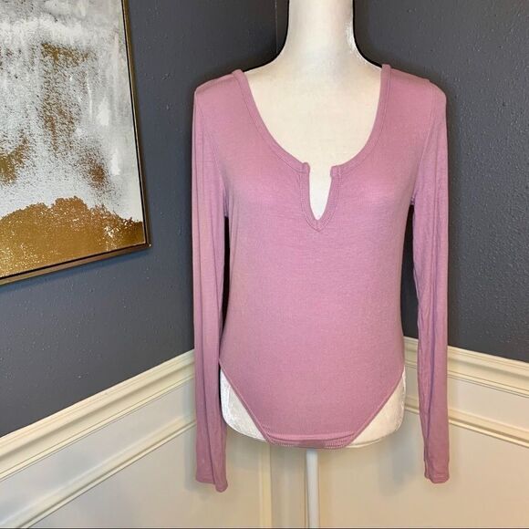 PrettyLittleThing V Neck Rib Bodysuit - Picture 3 of 7